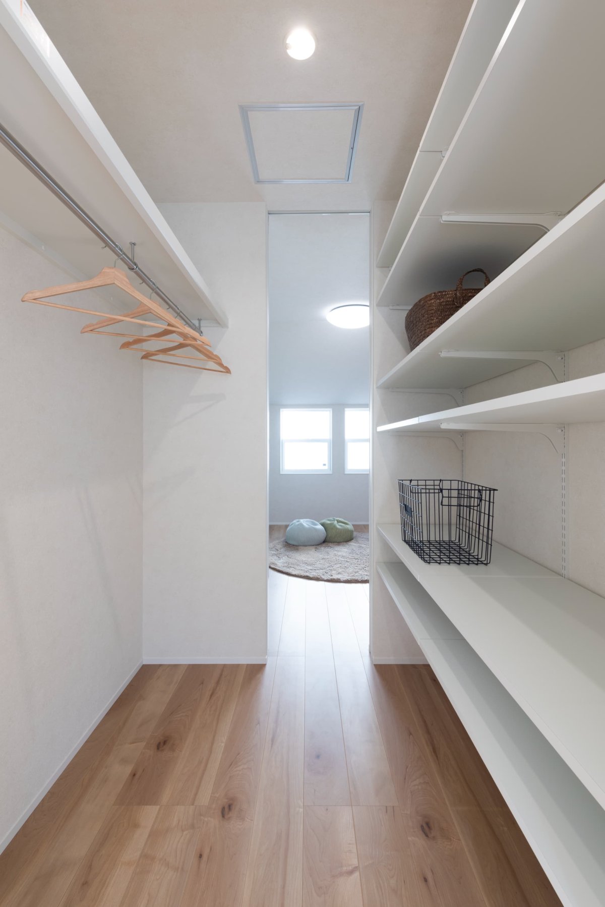 ウォークスルークローゼット。ランドリースペースから直接しまう。時短が叶う動線。