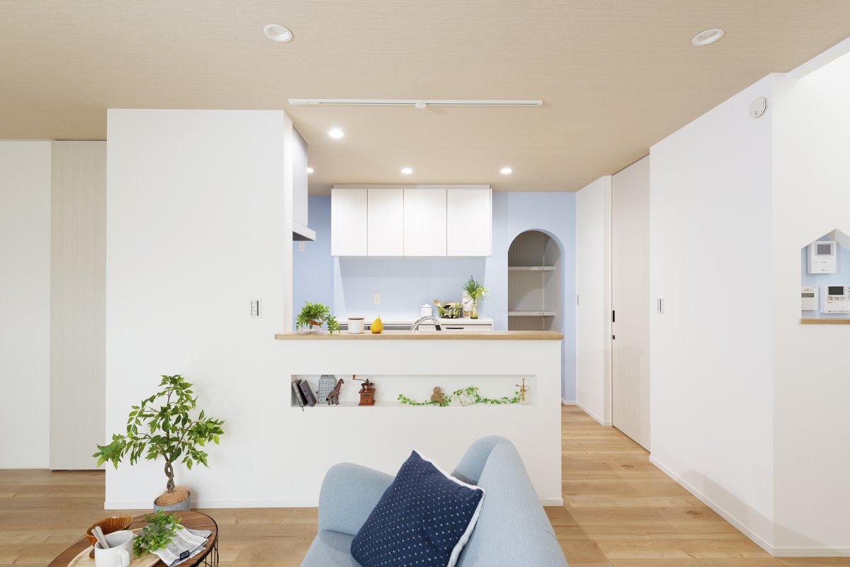 アクセントクロスがかわいいキッチン。対面キッチン。