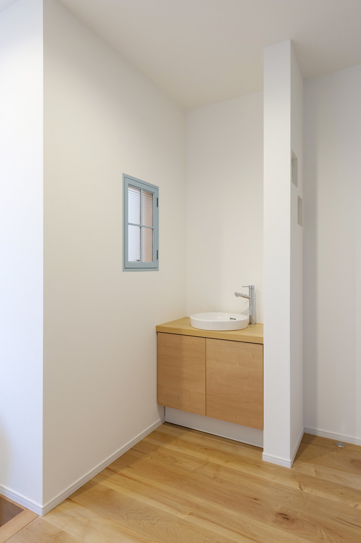 玄関上がってすぐにはミニ手洗い。帰宅動線上に配置。