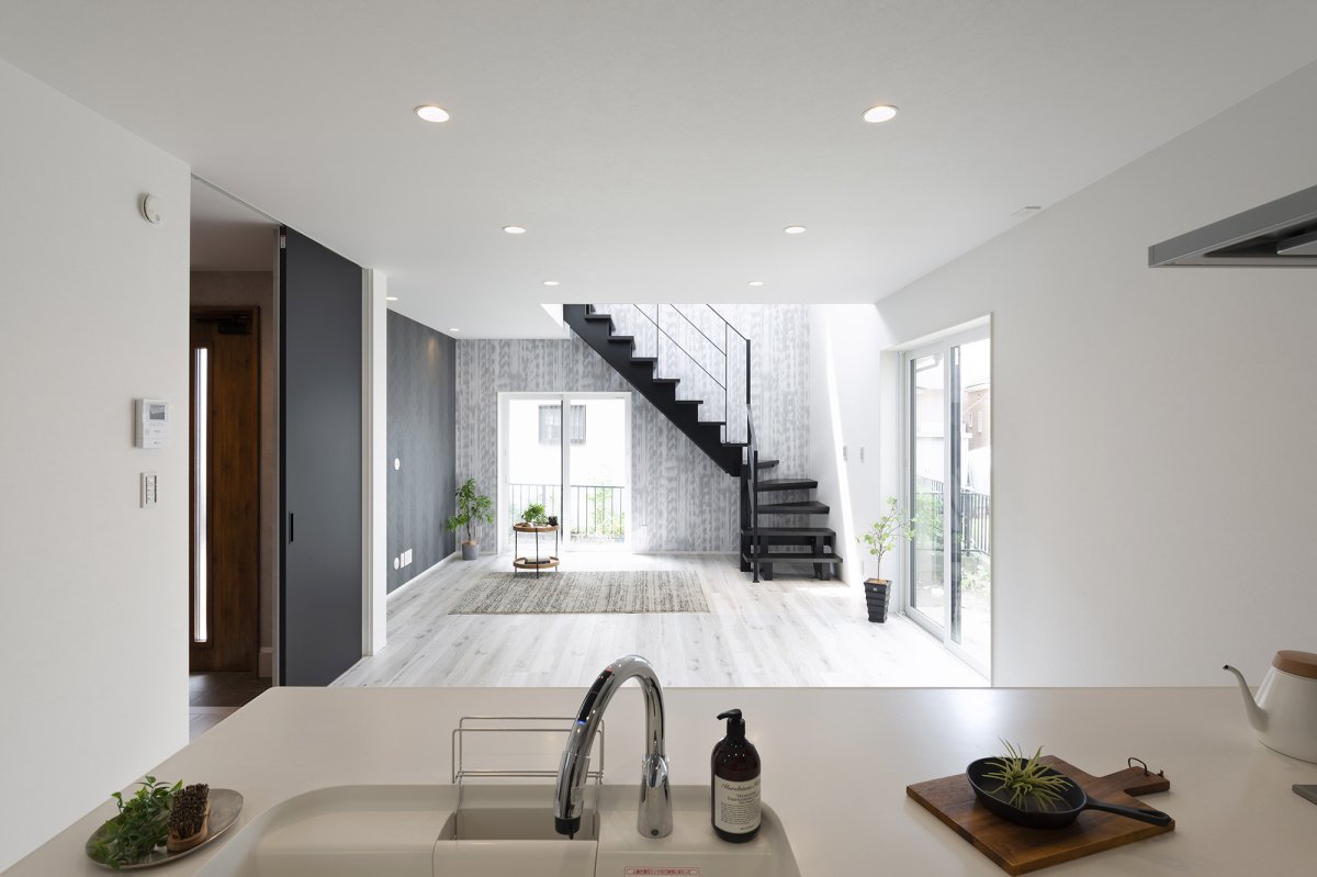 LDK。鉄骨階段。アイアン。モノトーンシック。柱のない空間。空間を最大限に活かす。