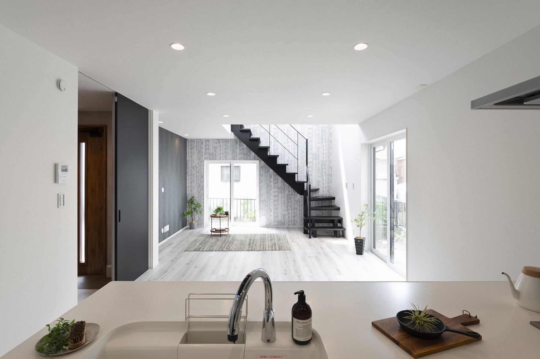 鉄骨階段が主役のモノトーンシックなお家