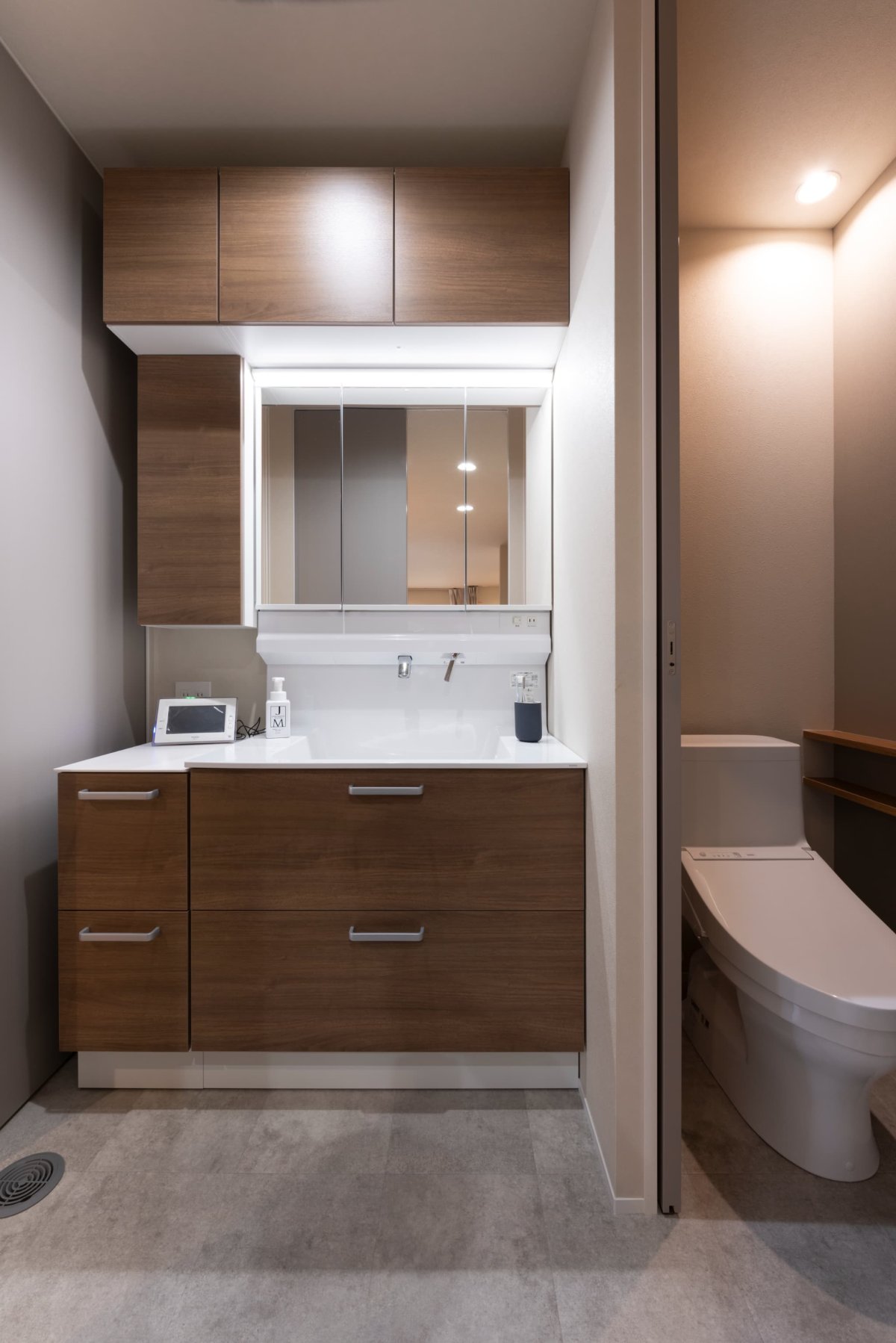 洗面化粧台。ゆとりのある洗面台。収納も充実。