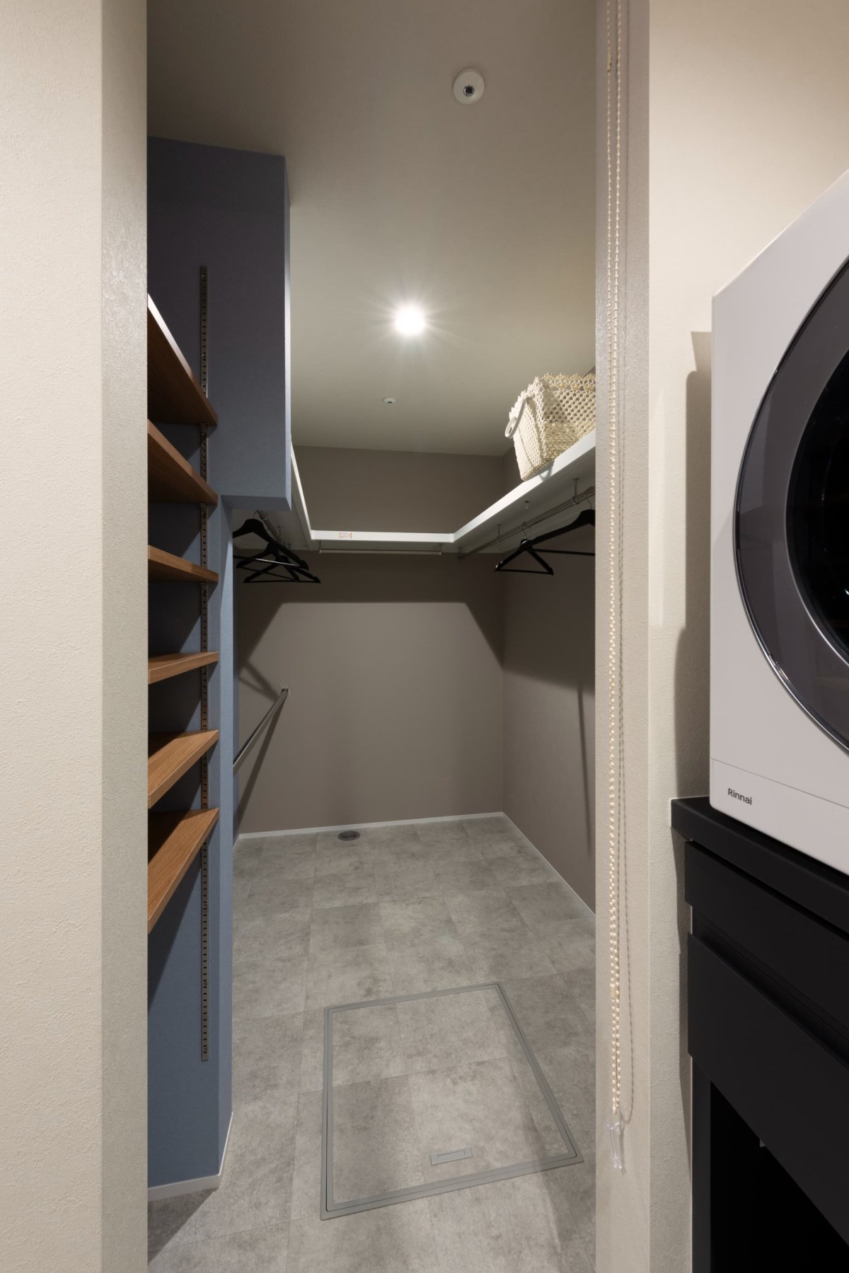 ランドリールームのすぐ隣には、ウォークインクローゼット。洗う・干す・しまうが１か所で完結。ファミリークローゼット。ファミクロ。