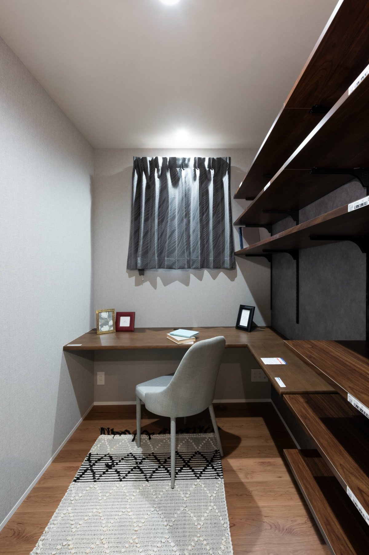 書斎。個室型の書斎。可動棚。リモートワーク。テレワーク。