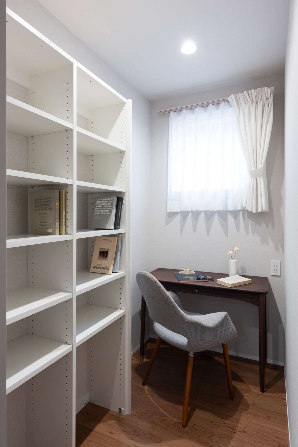 書斎。個室型の書斎。本棚。テレワーク。リモートワーク。