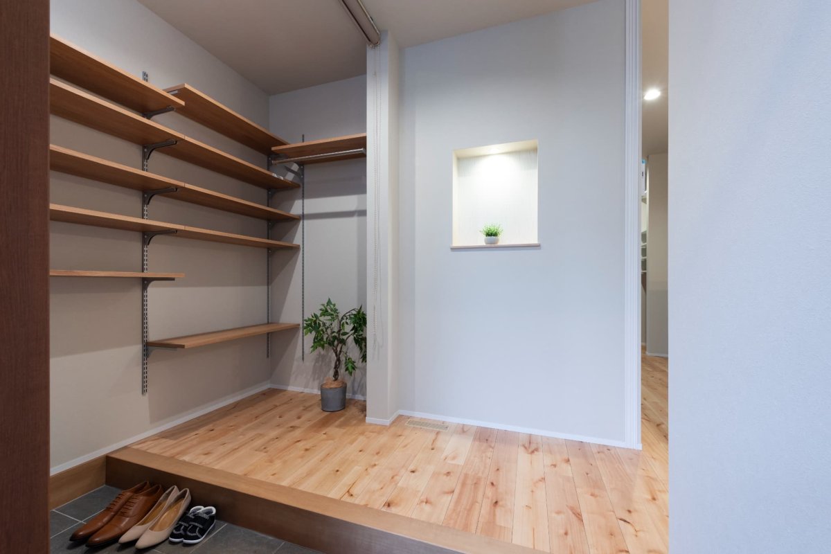 玄関土間収納。玄関ホール。可動棚。シューズクローク。大容量。