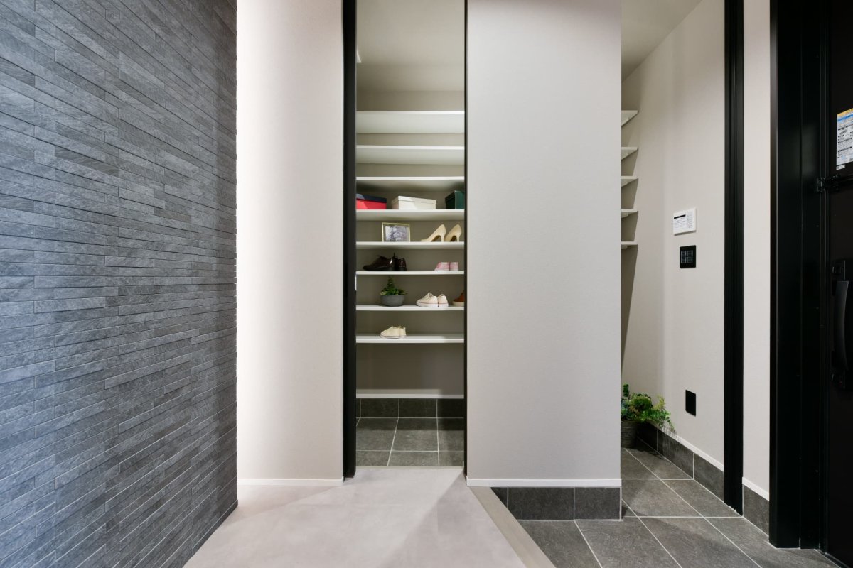 玄関土間収納。シューズクローク。可動棚。玄関。エコカラット。LIXIL。