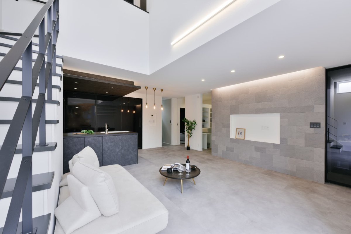 LDK。吹き抜け。ホテルライク。エコカラット。間接照明。LIXIL。大空間リビング。大空間・大開口。SE構法。重量木骨の家。家事動線。リシェル。構造計算。許容応力度計算。アイアン手すり。鉄骨階段。