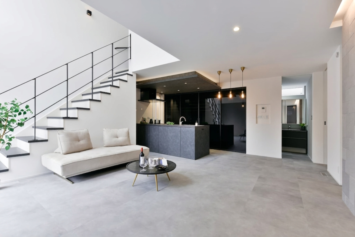 LDK。吹き抜け。ホテルライク。エコカラット。間接照明。LIXIL。大空間リビング。大空間・大開口。SE構法。重量木骨の家。家事動線。リシェル。構造計算。許容応力度計算。アイアン手すり。鉄骨階段。