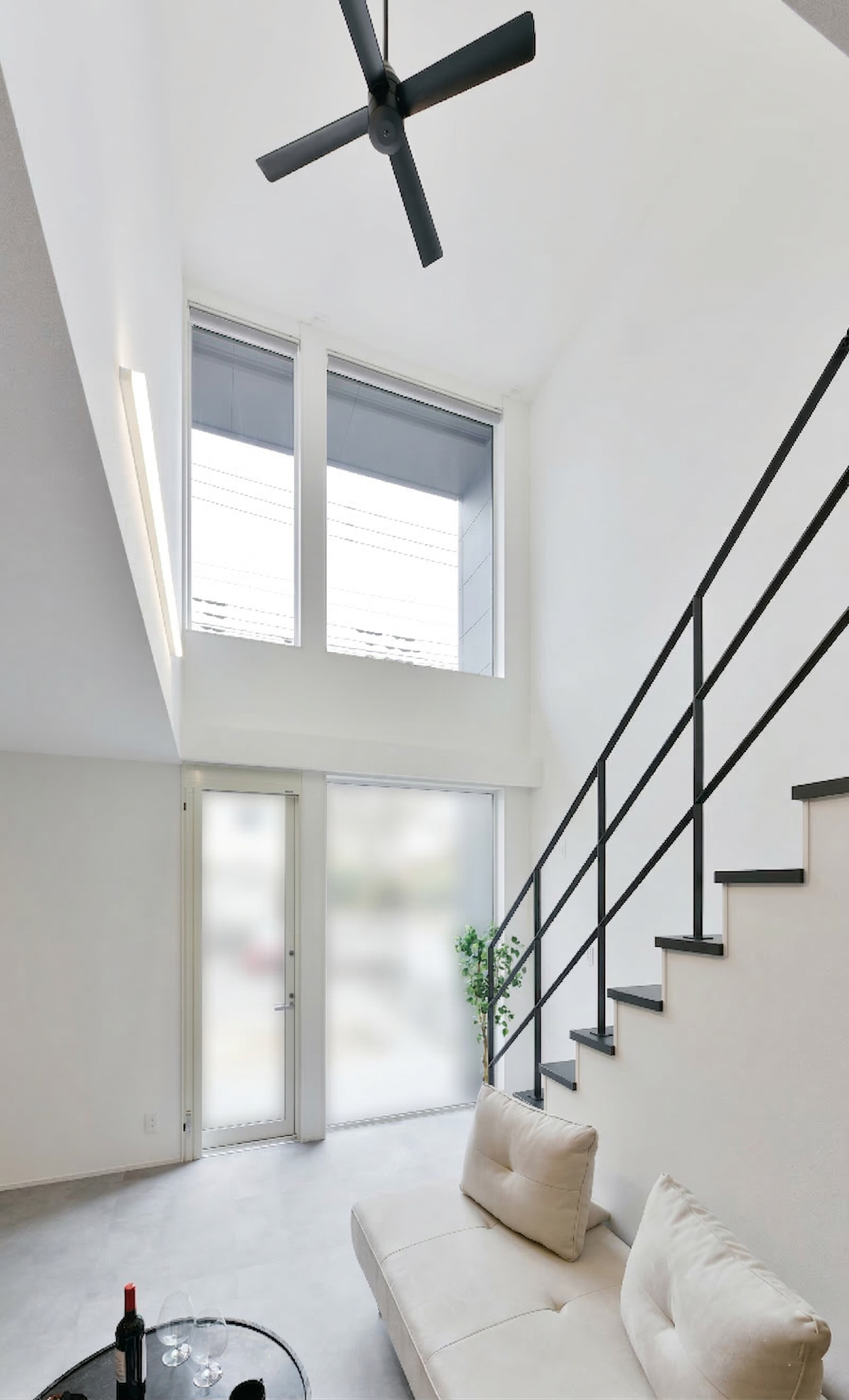 間接照明。シーリングファン。大空間リビング。大空間・大開口。SE構法。重量木骨の家。家事動線。構造計算。許容応力度計算。アイアン手すり。鉄骨階段。