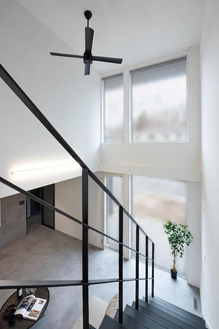 間接照明。シーリングファン。大空間リビング。大空間・大開口。SE構法。重量木骨の家。家事動線。構造計算。許容応力度計算。アイアン手すり。鉄骨階段。天井高の窓。LDK。抜け感。