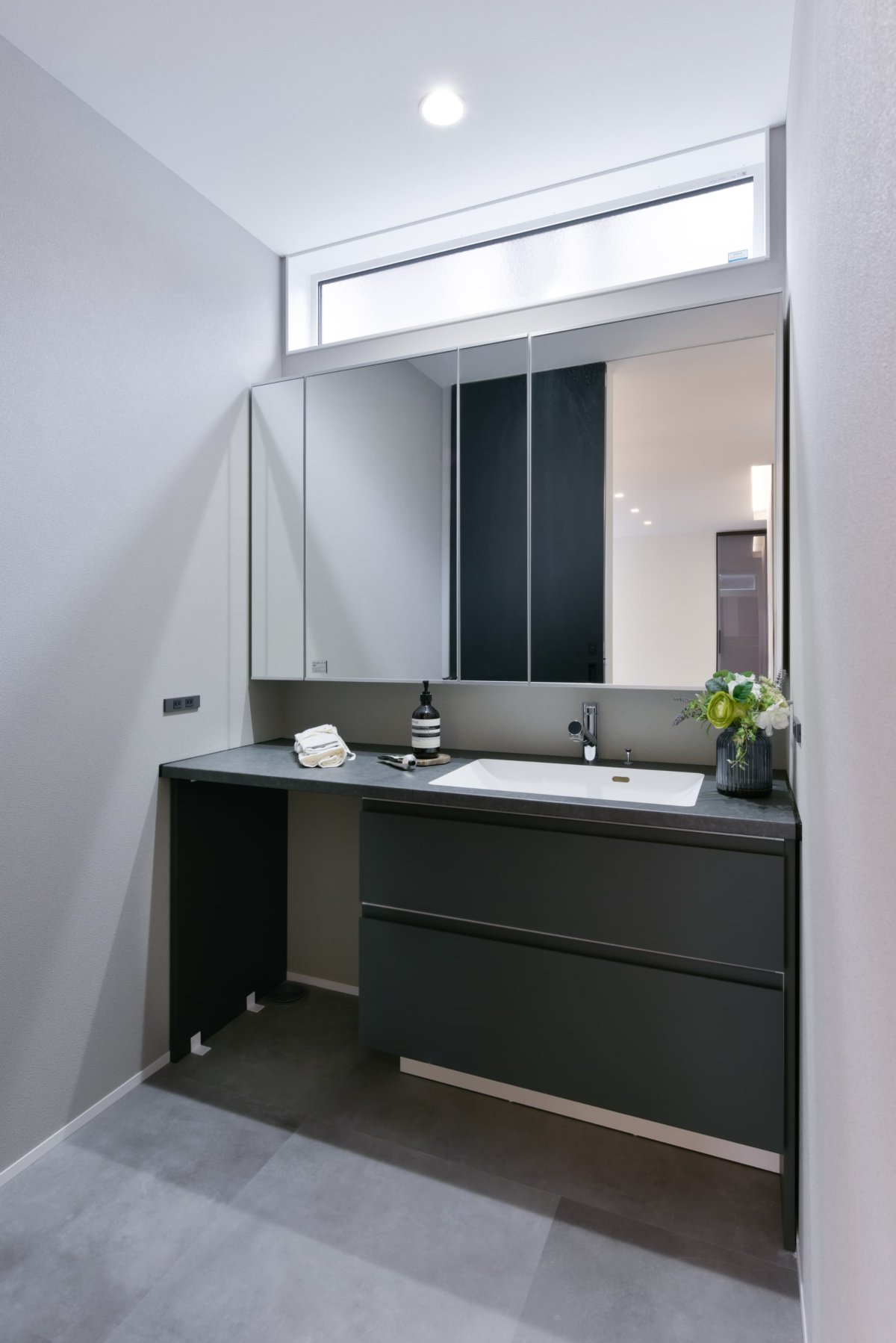 造作風のアイカの洗面台。ワイド幅の洗面で大人が並んで作業してもゆとりのある空間へ。